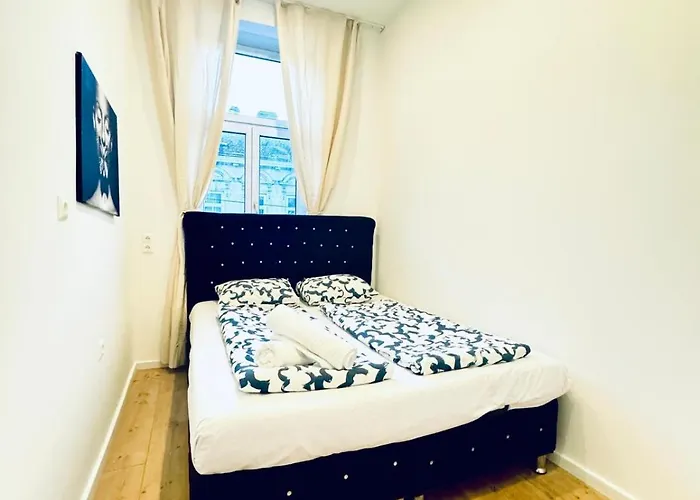 Private In Stylish 3-bedroom Near Kaufpark Alterlaa וינה
