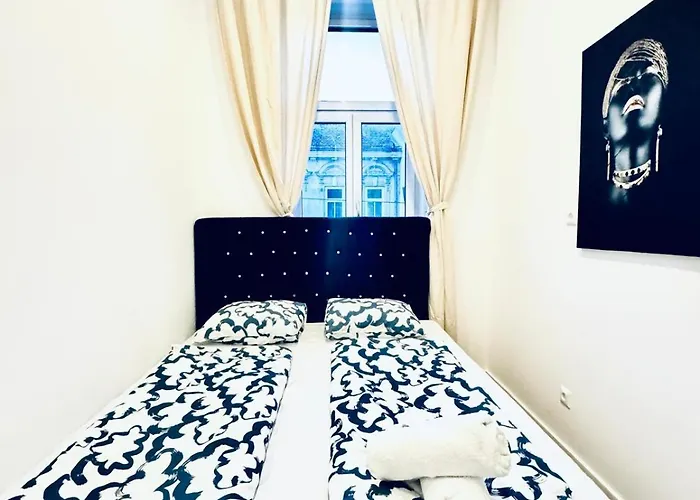 Private In Stylish 3-bedroom Near Kaufpark Alterlaa *