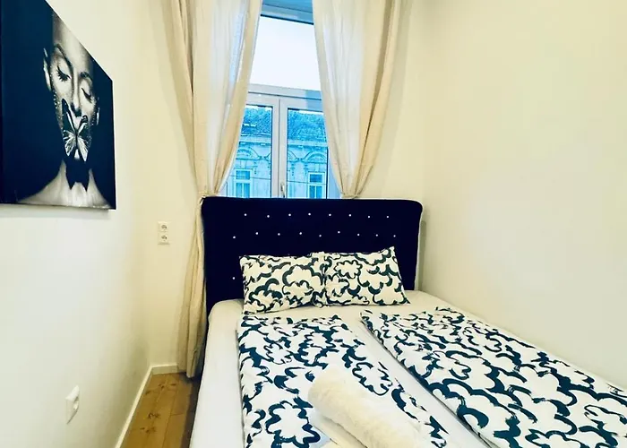 Private In Stylish 3-bedroom Near Kaufpark Alterlaa *