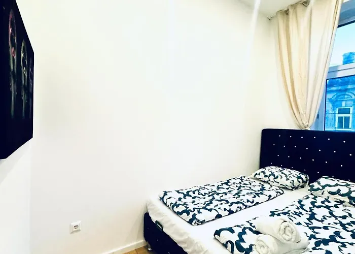 Private In Stylish 3-bedroom Near Kaufpark Alterlaa *