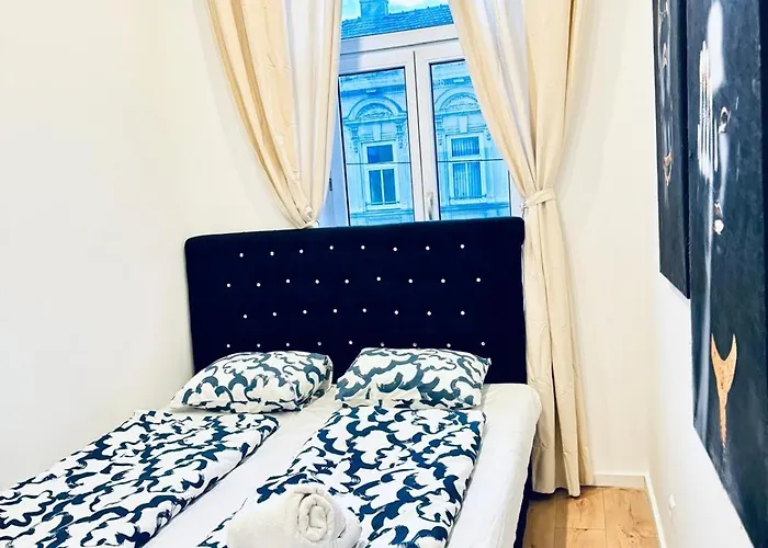 Private In Stylish 3-bedroom Near Kaufpark Alterlaa דירה *