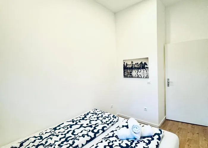 Private In Stylish 3-bedroom Near Kaufpark Alterlaa וינה