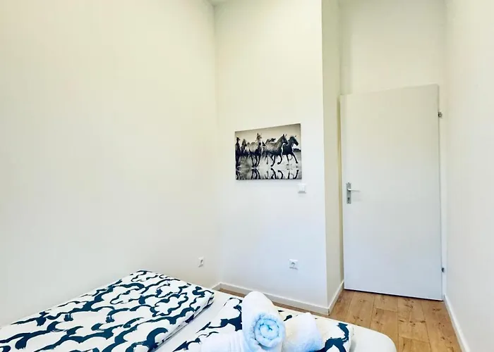 Private In Stylish 3-bedroom Near Kaufpark Alterlaa דירה