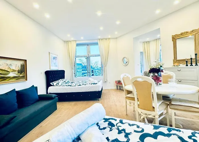 Private In Stylish 3-bedroom Near Kaufpark Alterlaa