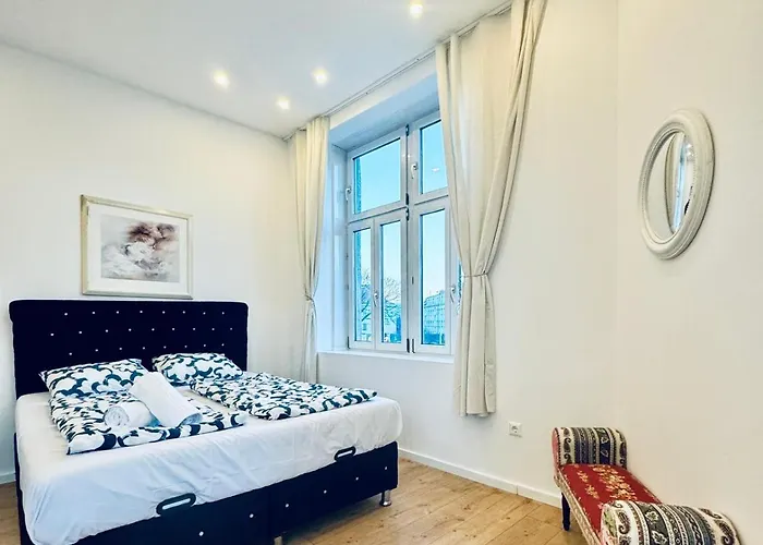 Private In Stylish 3-bedroom Near Kaufpark Alterlaa * וינה