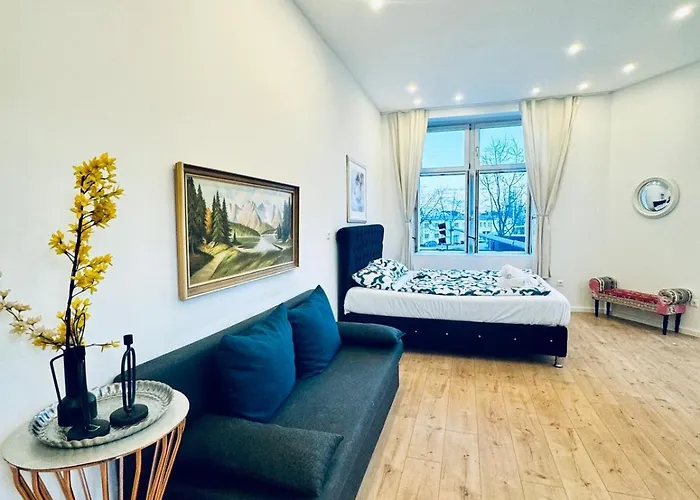 Private In Stylish 3-bedroom Near Kaufpark Alterlaa דירה