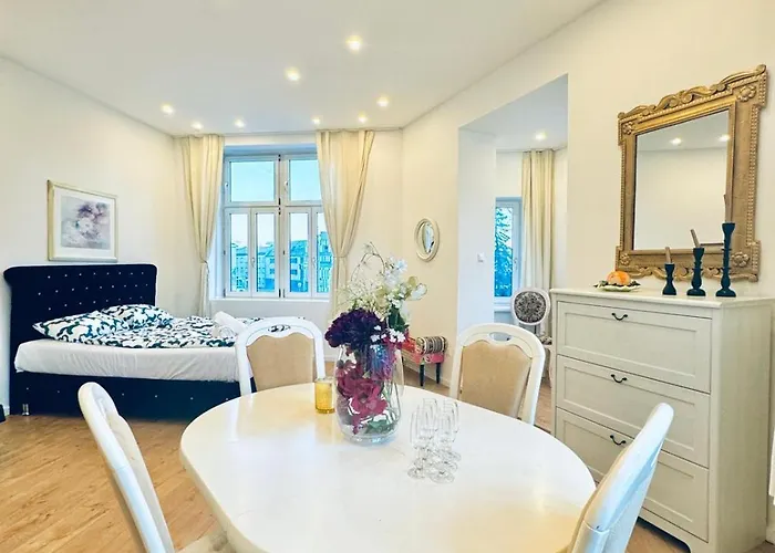 Private In Stylish 3-bedroom Near Kaufpark Alterlaa דירה *