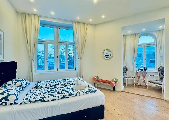 Private In Stylish 3-bedroom Near Kaufpark Alterlaa דירה *