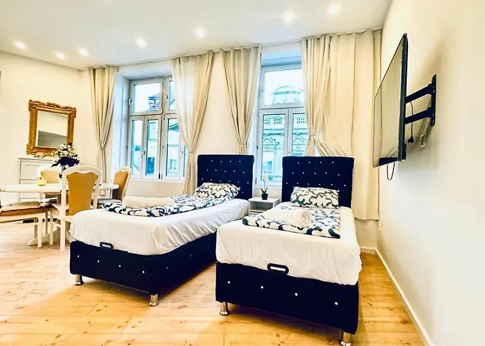 Private In Stylish 3-bedroom Near Kaufpark Alterlaa דירה
