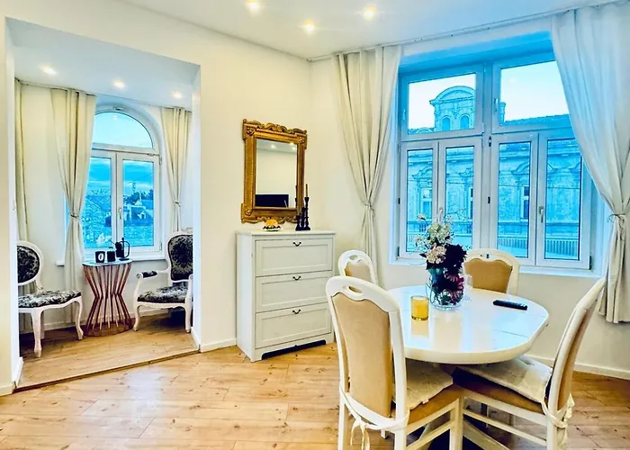 Private In Stylish 3-bedroom Near Kaufpark Alterlaa דירה וינה