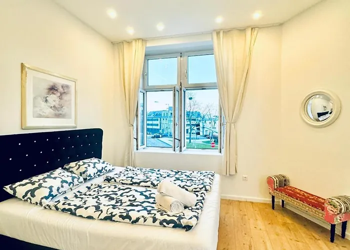 Private In Stylish 3-bedroom Near Kaufpark Alterlaa דירה *