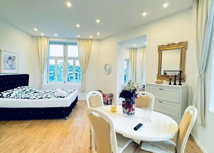 Private In Stylish 3-bedroom Near Kaufpark Alterlaa דירה וינה