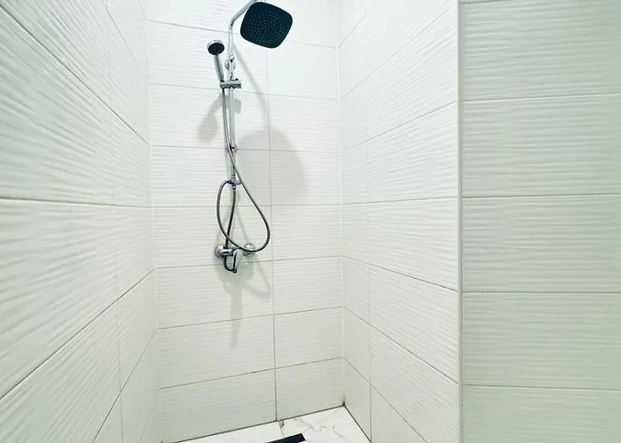 Private In Stylish 3-bedroom Near Kaufpark Alterlaa וינה